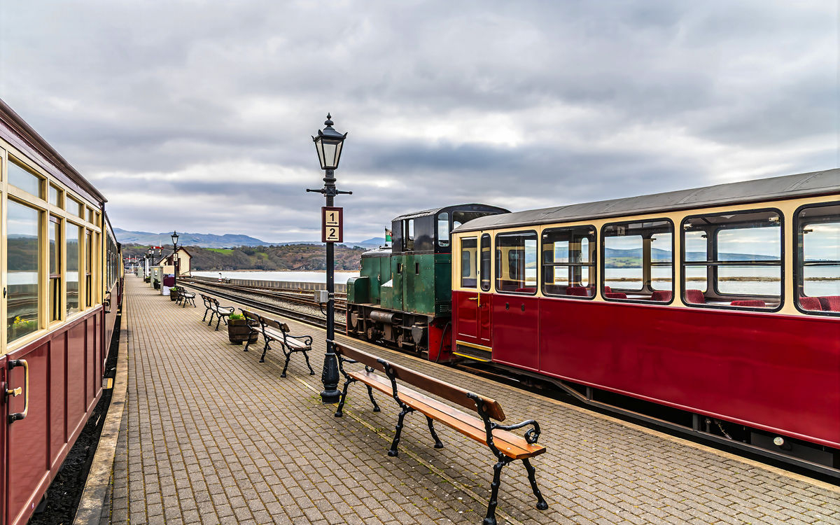 Blick auf den Bahnsteig des Bahnhofs von Porthmadog