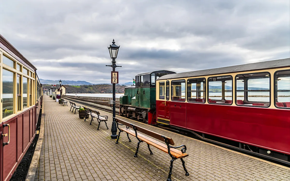 Blick auf den Bahnsteig des Bahnhofs von Porthmadog