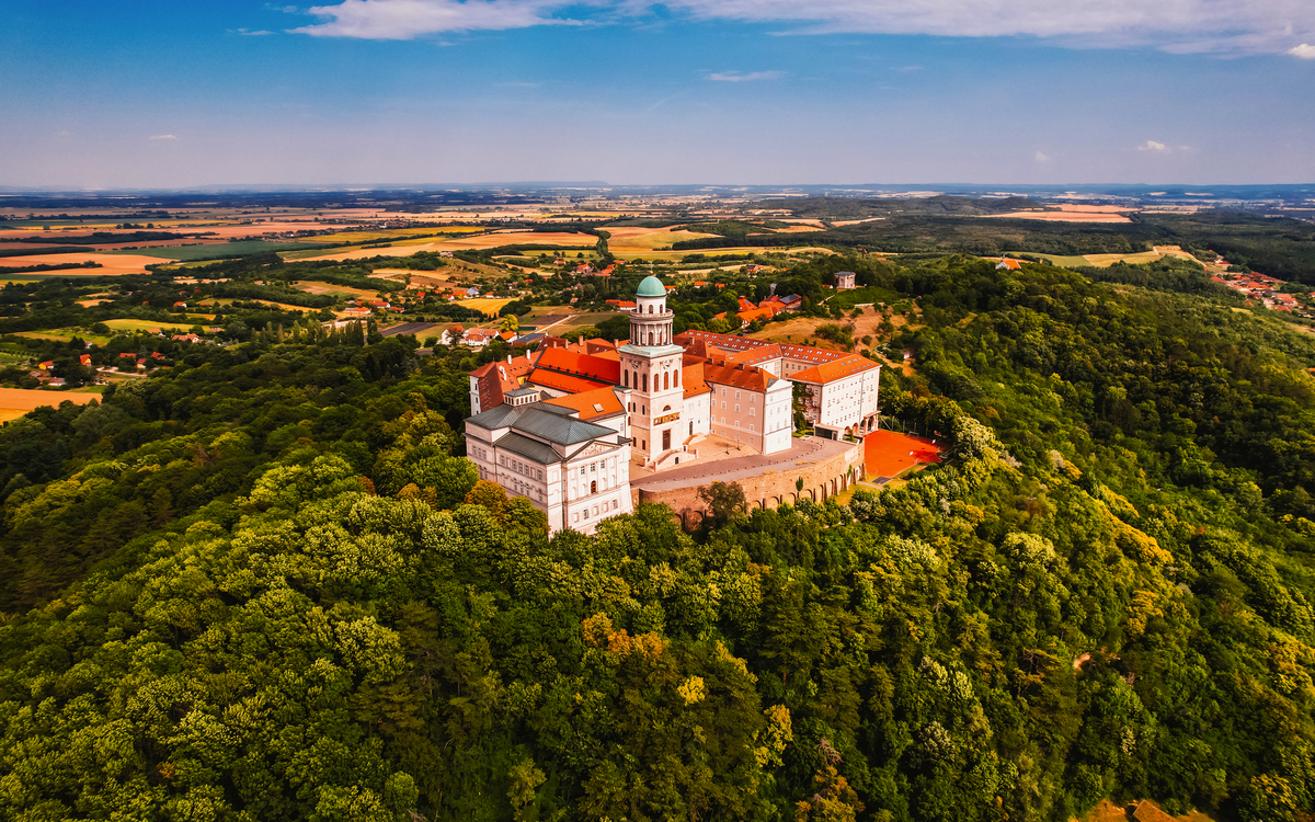 Luftaufnahme der Erzabtei Pannonhalma in Ungarn