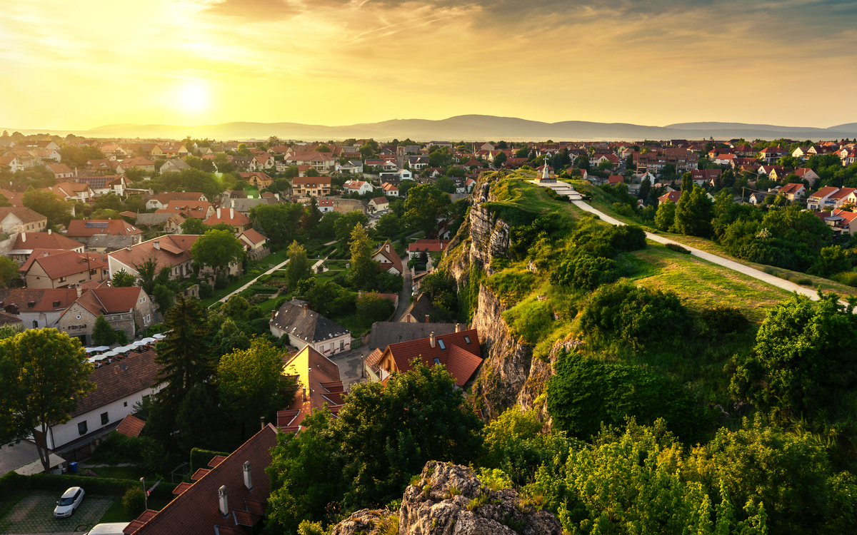 ger grüne Hügelgarten mitten in der Altstadt von Veszprem