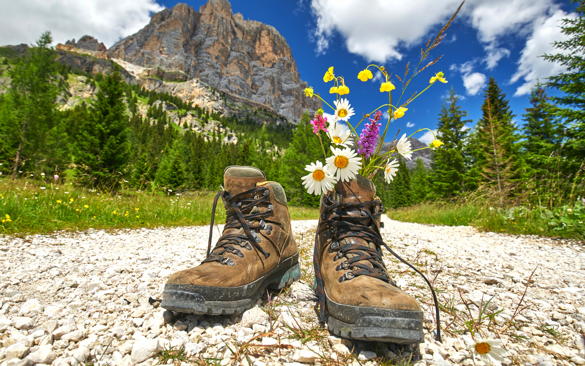 Wandern durch die Bergwelt der Dolomiten im Frühling