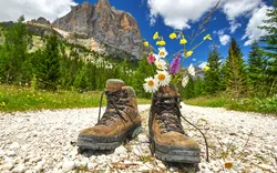 Wandern durch die Bergwelt der Dolomiten im Frühling