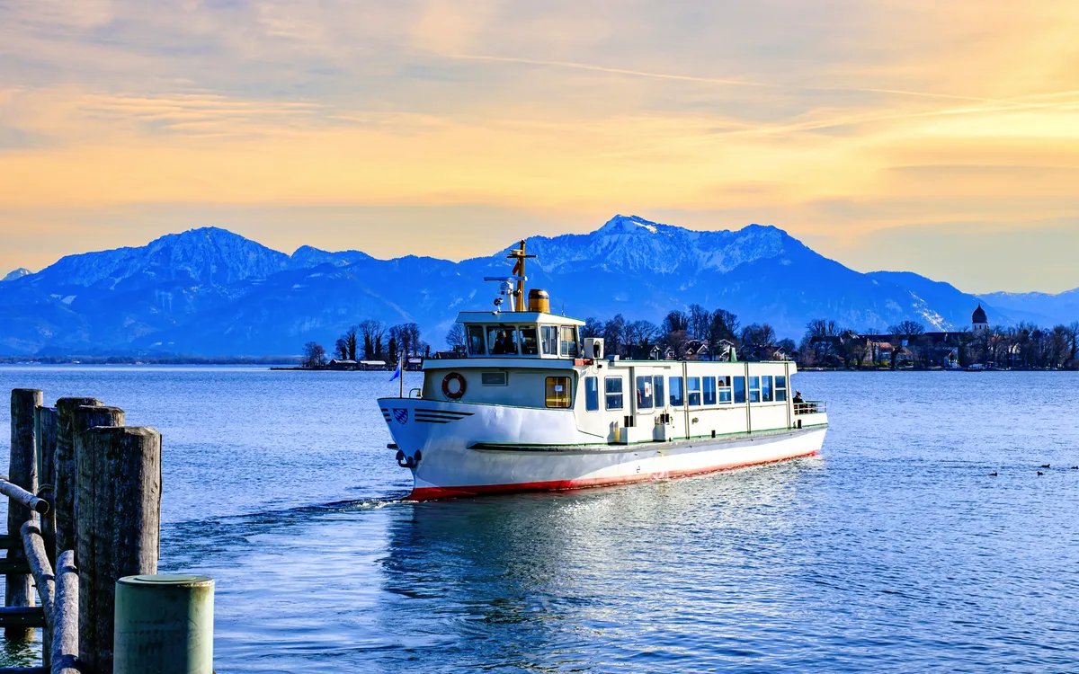 Ausflugsschiff im Winter auf dem Weg zur Abtei Frauenwörth im Chiemsee