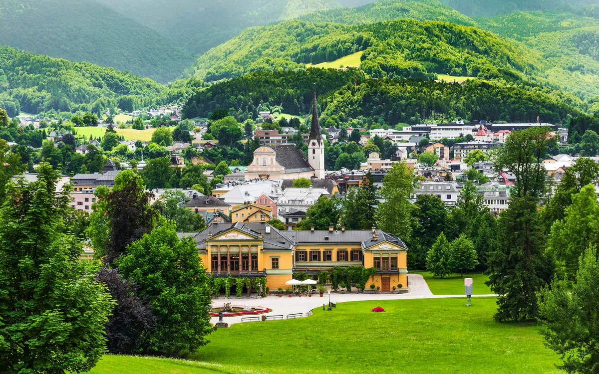 Die Sommerresidenz von Kaiser Franz Joseph I. und Kaiserin Elisabeth („Sisi“) in Bad Ischl ist die berühmte Kaiservilla. 