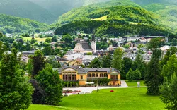 Die Sommerresidenz von Kaiser Franz Joseph I. und Kaiserin Elisabeth („Sisi“) in Bad Ischl ist die berühmte Kaiservilla. 