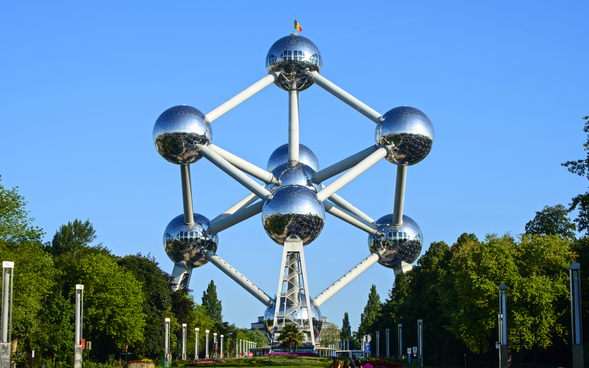 Atomium, stark vergrößerte kubische Zelle des Kristallmodells des Eisens 