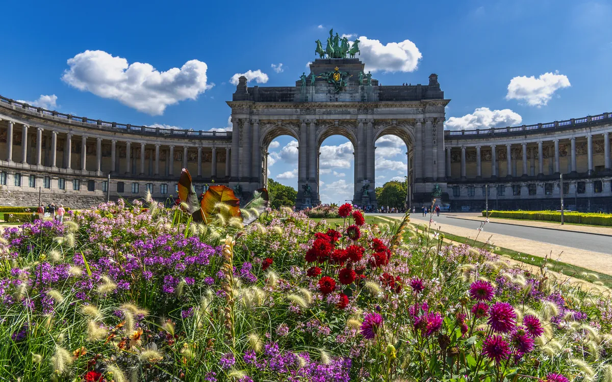 Jubelpark (Parc du Cinquantenaire) und Triumphbogen mit der bronzenen Quadriga in Brüssel 