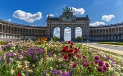 Jubelpark (Parc du Cinquantenaire) und Triumphbogen mit der bronzenen Quadriga in Brüssel 