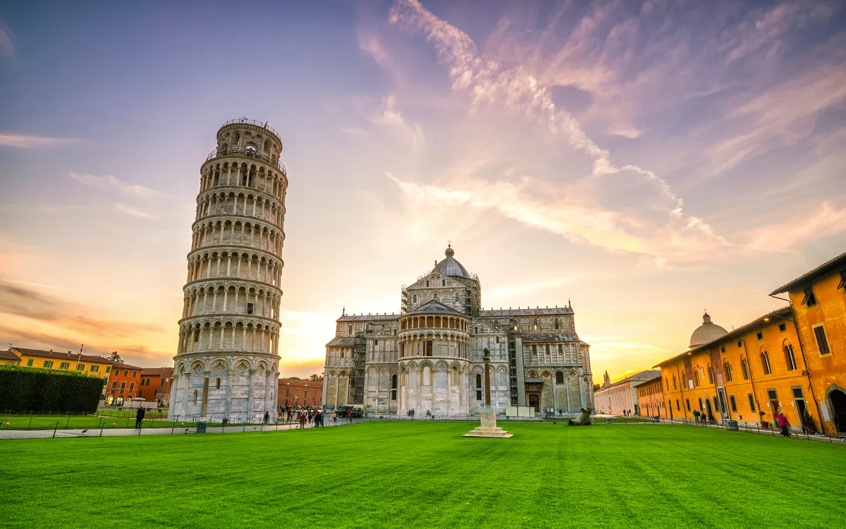Schiefer Turm und Dom Santa Maria Assunta am Piazza dei Miracoli in Pisa, Italien