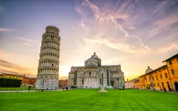Schiefer Turm und Dom Santa Maria Assunta am Piazza dei Miracoli in Pisa, Italien