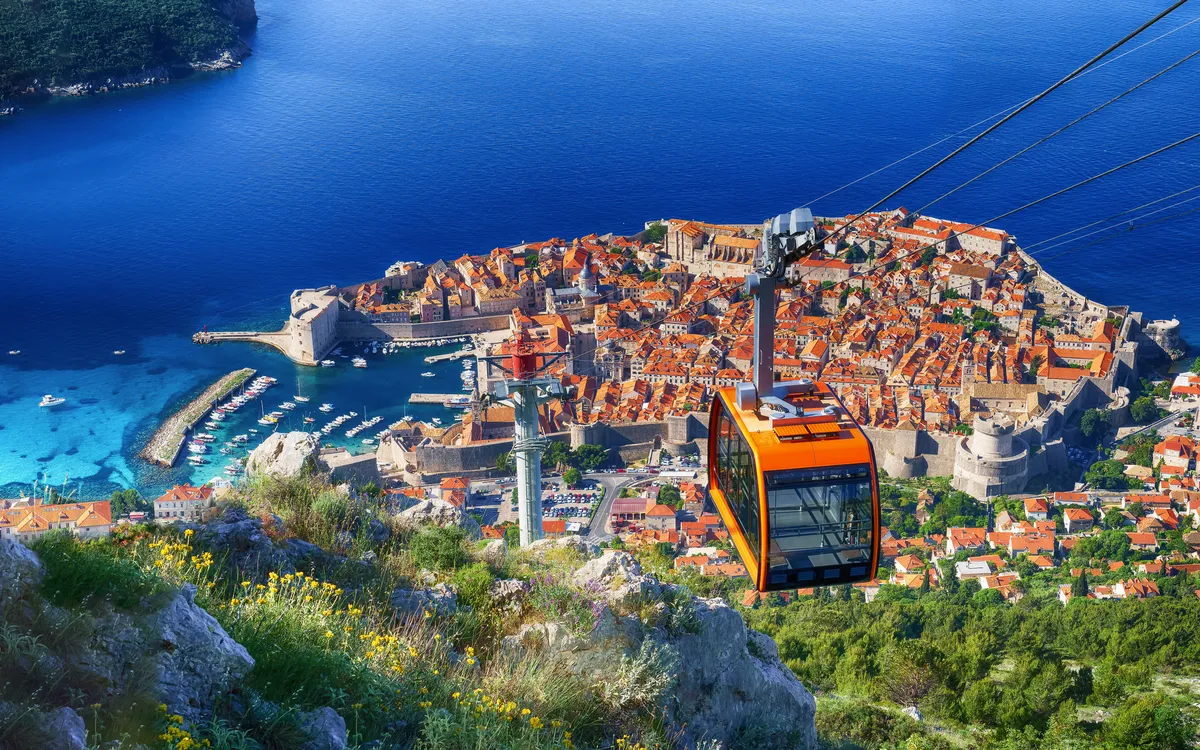 von der Altstadt von Dubrovnik mit der Seilbahn auf den Berg Srd