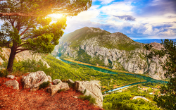 Schlucht und Mündung des Flusses Cetina nahe Omis