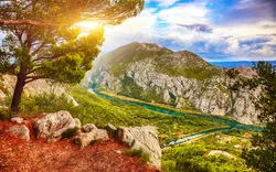 Schlucht und Mündung des Flusses Cetina nahe Omis