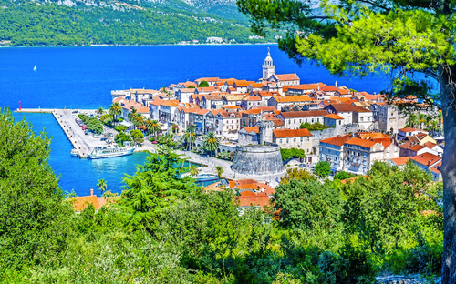 Blick auf die Stadt Korčula auf der gleichnamigen Insel in Dalmatien, Kroatien