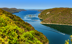 Blick auf die Austernfarm im Limski Fjord