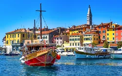Altstadt und Hafen von Rovinj