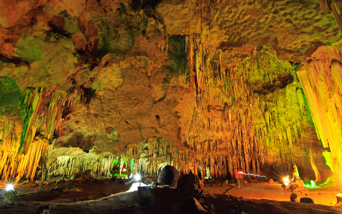 Stalagmit und Stalaktiten in Postojna-Grotte