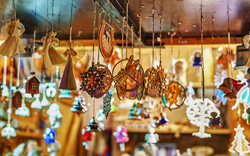 Keramische Souvenirs am Weihnachtsmarktstand 