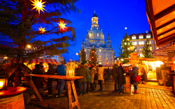 Weihnachtsmarkt auf dem Neumarkt in Dresden, Deutschland