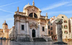 Platz an der St.-Blaise-Kirche und Menschen auf dem Stradun in Dubrovnik