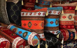 Bunte Kissen am Straßenmarkt in Sarajevo