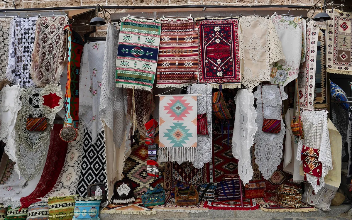 Bunte Teppiche auf einem Basar in Korca