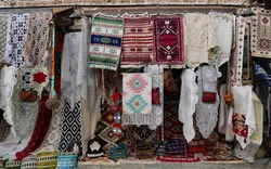 Bunte Teppiche auf einem Basar in Korca