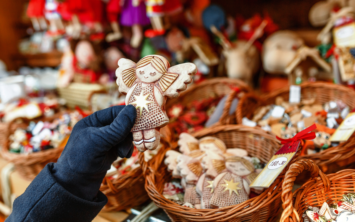 Handgemachte Engel Dekoration auf dem Weihnachtsmarkt