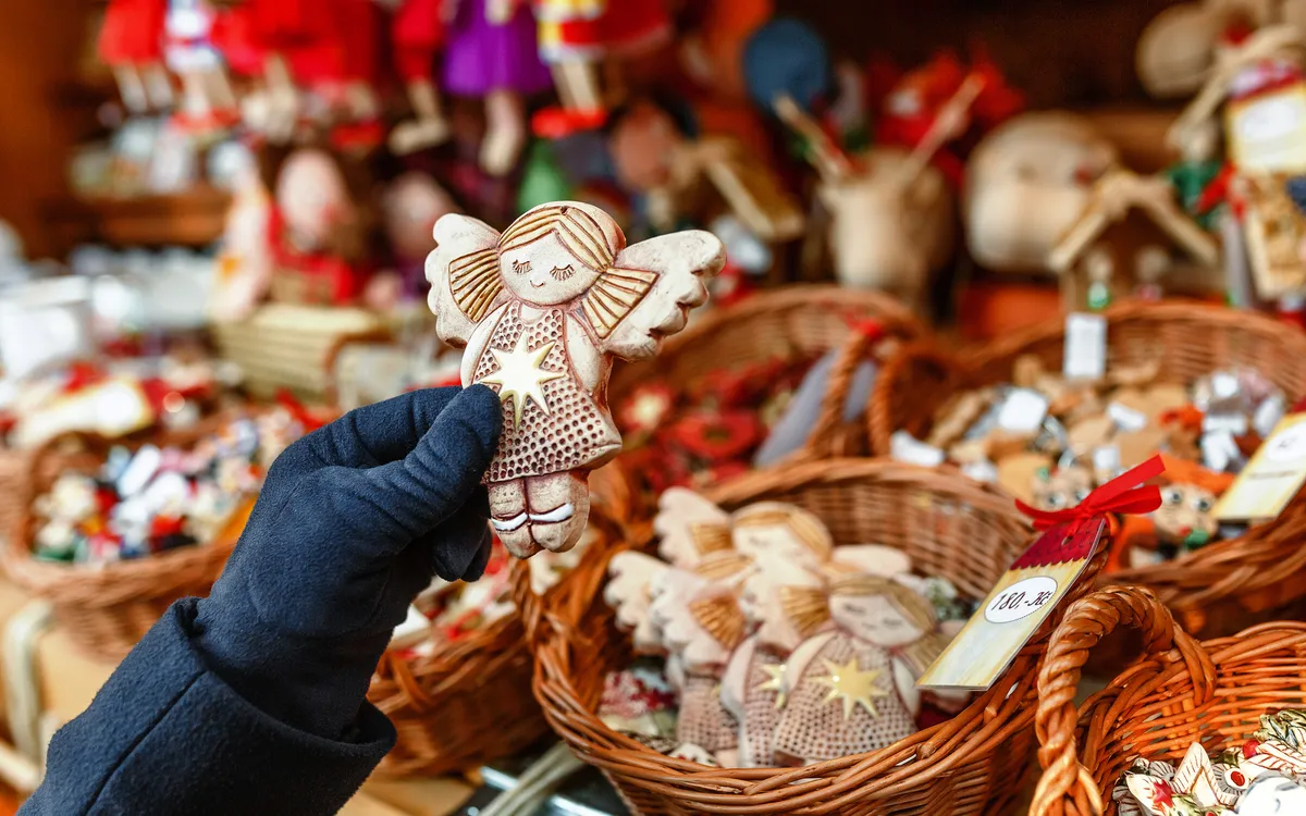 Handgemachte Engel Dekoration auf dem Weihnachtsmarkt