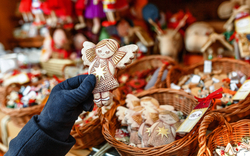 Handgemachte Engel Dekoration auf dem Weihnachtsmarkt