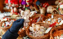 Handgemachte Engel Dekoration auf dem Weihnachtsmarkt