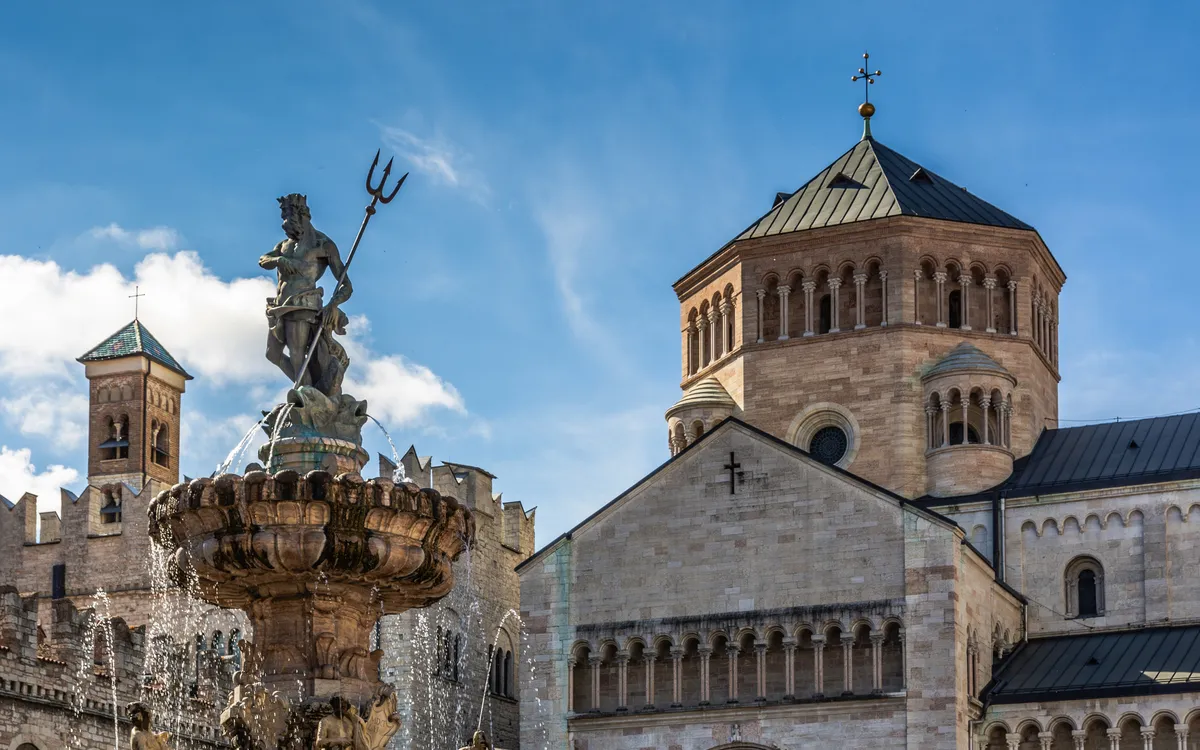 Hauptplatz „Piazza Duomo“ mit Uhrturm und dem spätbarocken Neptunbrunnen in Trient