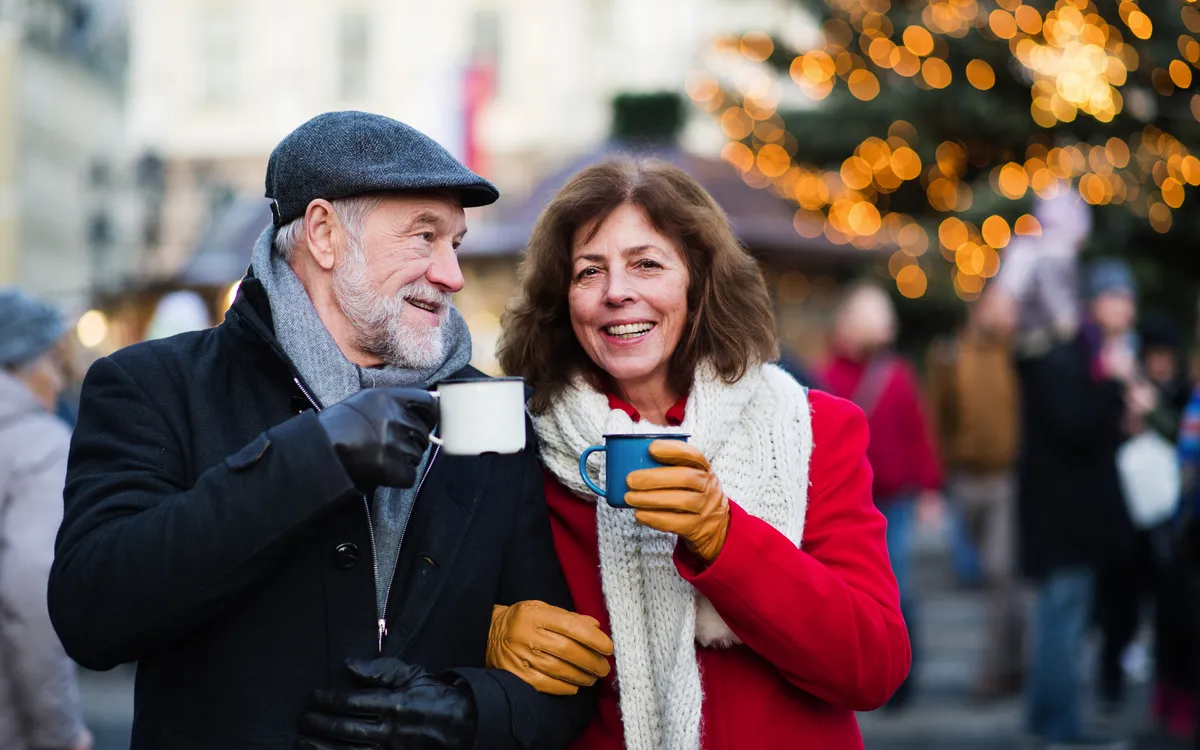 älteres Paar auf einem Weihnachtsmarkt