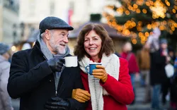 älteres Paar auf einem Weihnachtsmarkt