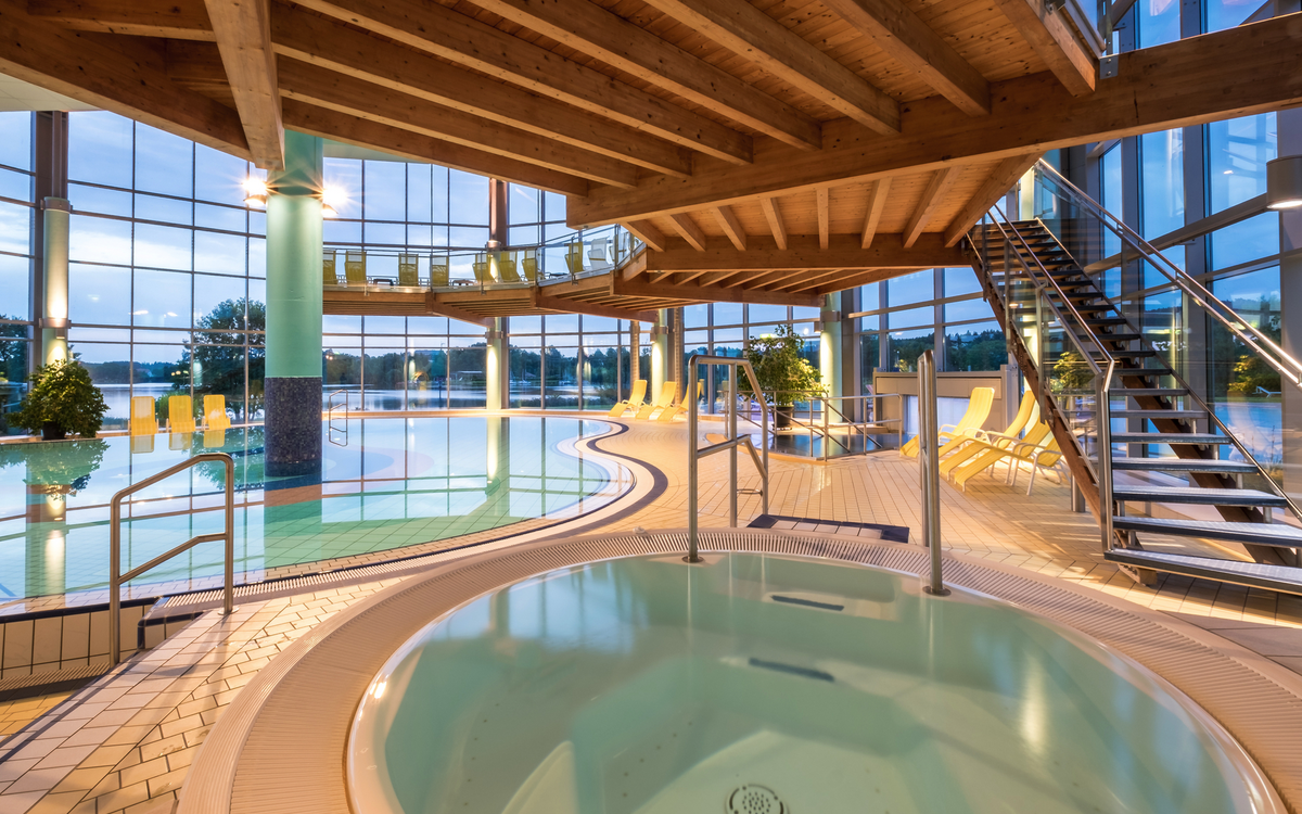 Schwimmbad mit Whirpool