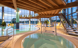Schwimmbad mit Whirpool