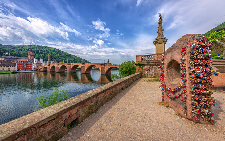 Alte Brücke in Heidelberg mit Blick auf den Neckar und zahlreiche Vorhängeschlösser.