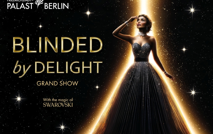 Frau in Abendkleid, umgeben von Lichtstrahlen, Text 